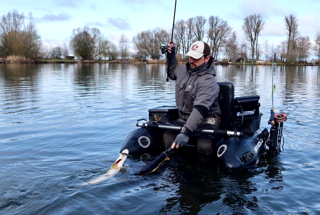 Vissen met twitchbaits kan heel goed vanuit een bellyboat Vissen met twitchbaits kan heel goed vanuit een bellyboat