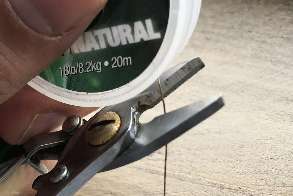 Knip je onderlijnmateriaal af Knip je onderlijnmateriaal af