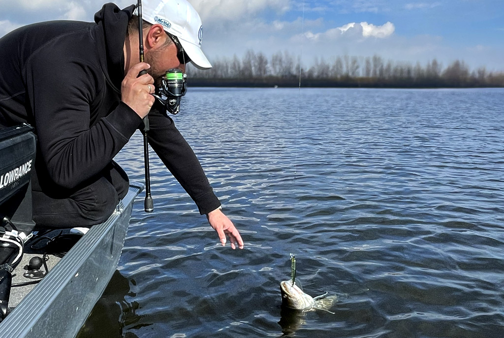 Snoekbaars vangen met een twitchbait Snoekbaars vangen met een twitchbait