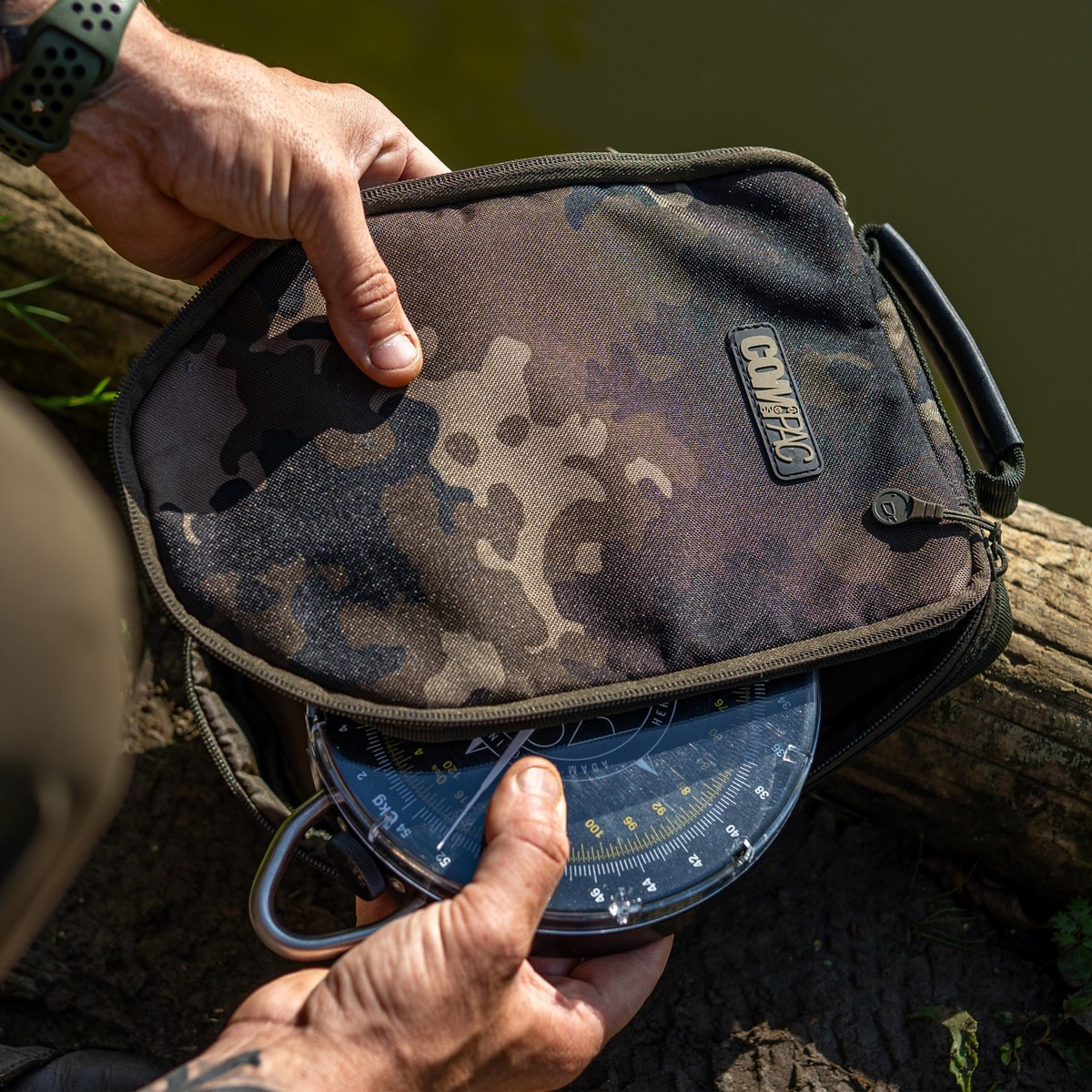 Korda Compac Scale Pouch Dark Kamo